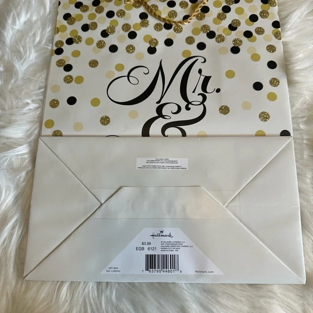 🩵5/$8 Mr. & Mrs. Gift Bag with Gold and Black Accents